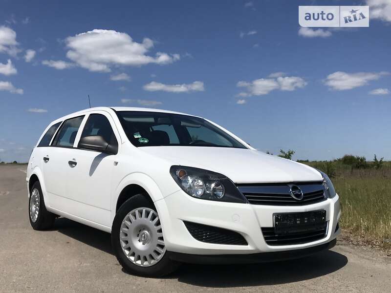 Универсал Opel Astra 2010 в Ровно