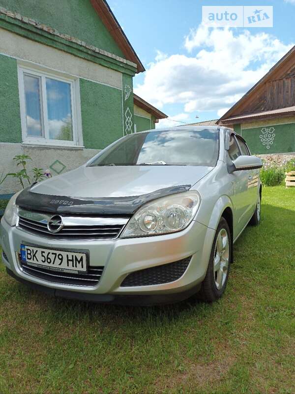 Хэтчбек Opel Astra 2007 в Рокитном