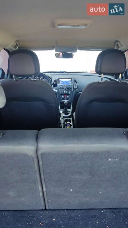 Универсал Opel Astra 2012 в Ужгороде