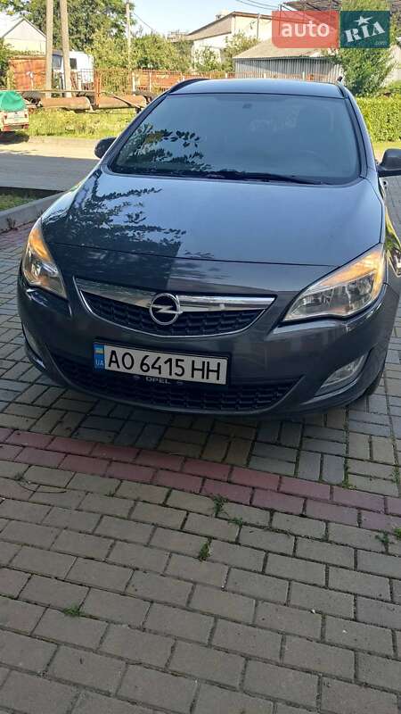 Универсал Opel Astra 2012 в Ужгороде