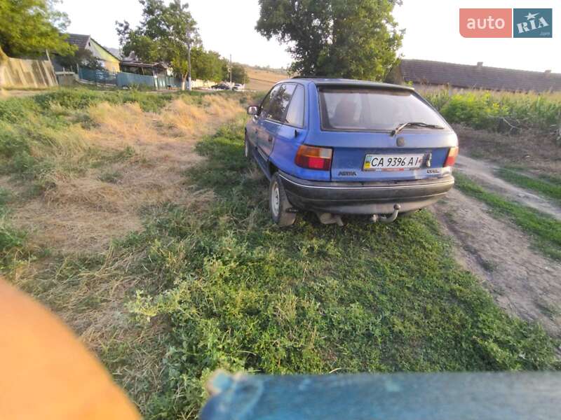 Хэтчбек Opel Astra 1993 в Тарутине