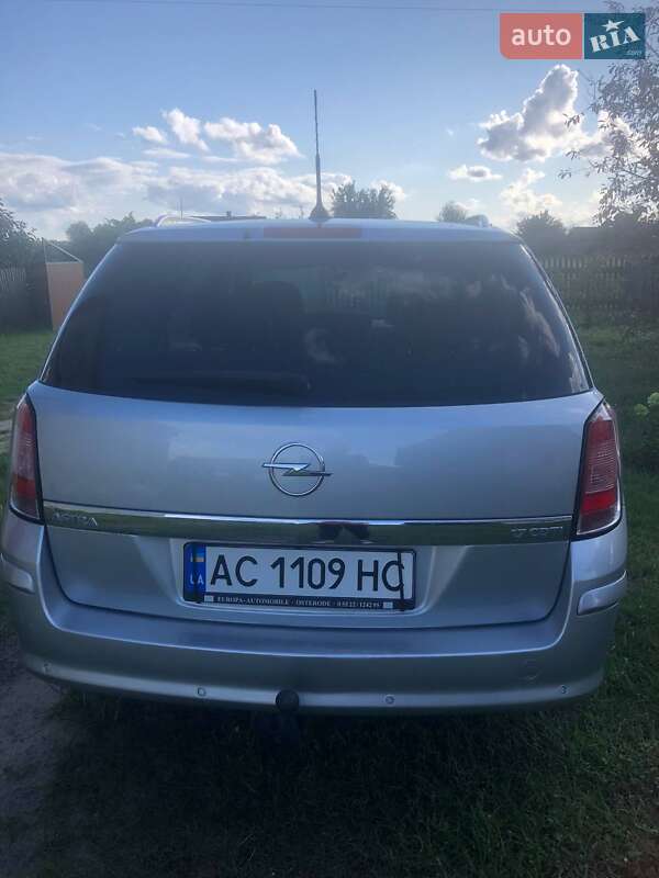 Универсал Opel Astra 2010 в Луцке