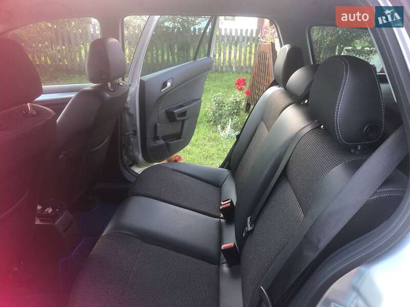 Универсал Opel Astra 2010 в Луцке