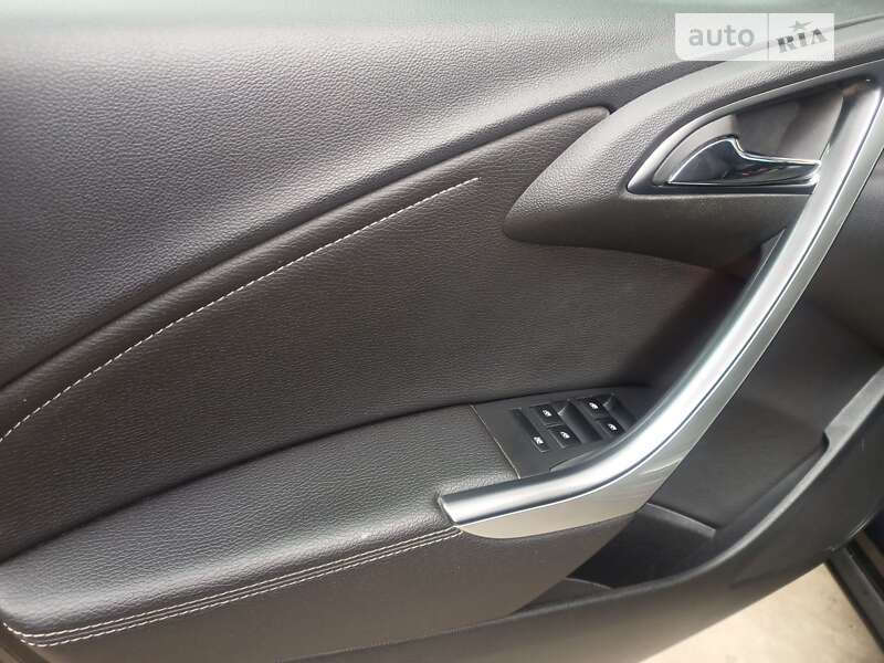 Универсал Opel Astra 2012 в Ровно