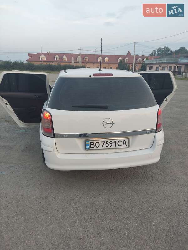 Универсал Opel Astra 2011 в Бережанах