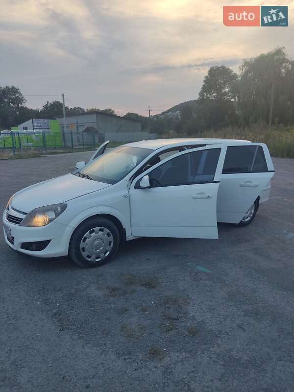 Универсал Opel Astra 2011 в Бережанах