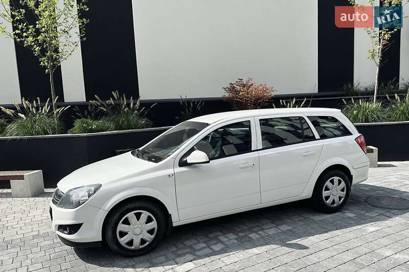 Універсал Opel Astra 2011 в Новій Одесі