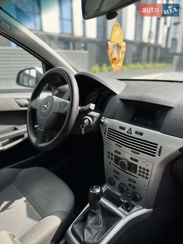 Універсал Opel Astra 2011 в Новій Одесі