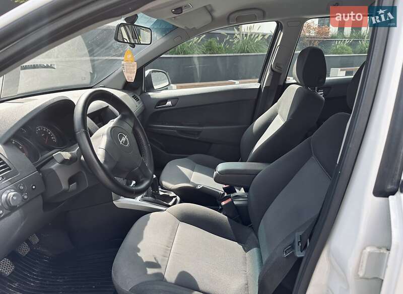 Універсал Opel Astra 2011 в Новій Одесі