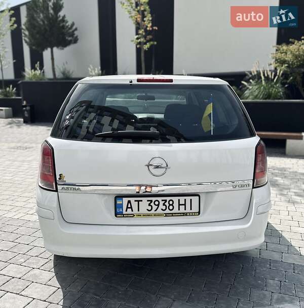 Універсал Opel Astra 2011 в Новій Одесі