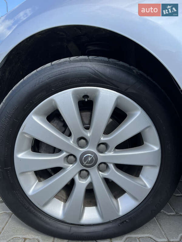 Универсал Opel Astra 2013 в Дрогобыче