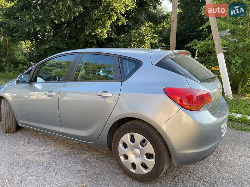 Хэтчбек Opel Astra 2010 в Житомире