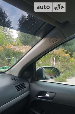 Хэтчбек Opel Astra 2004 в 