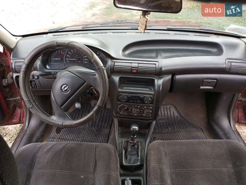 Седан Opel Astra 1992 в Южноукраїнську
