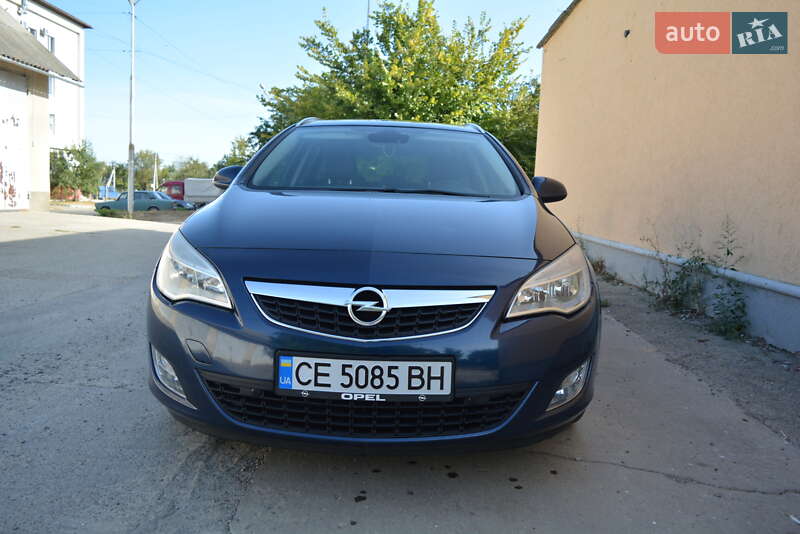 Универсал Opel Astra 2012 в Новоднестровске