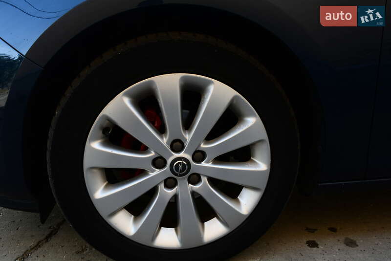 Универсал Opel Astra 2012 в Новоднестровске