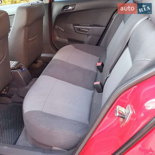 Хэтчбек Opel Astra 2013 в Сумах