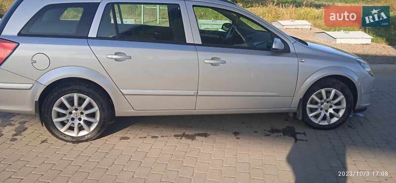 Універсал Opel Astra 2005 в Чернівцях