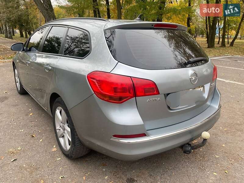 Универсал Opel Astra 2014 в Покровске