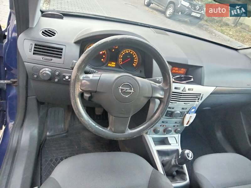 Хэтчбек Opel Astra 2012 в Ивано-Франковске