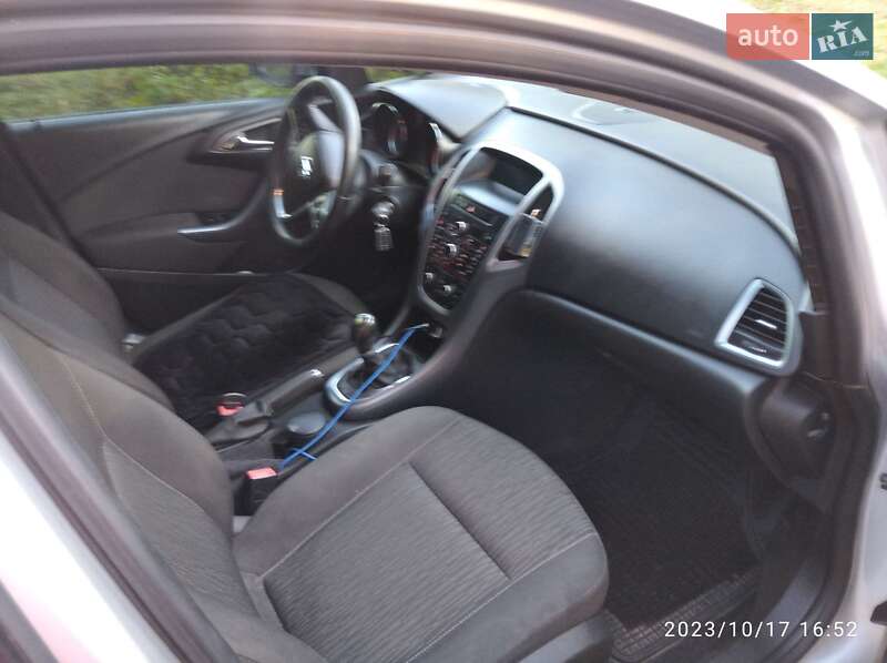 Универсал Opel Astra 2013 в Прилуках