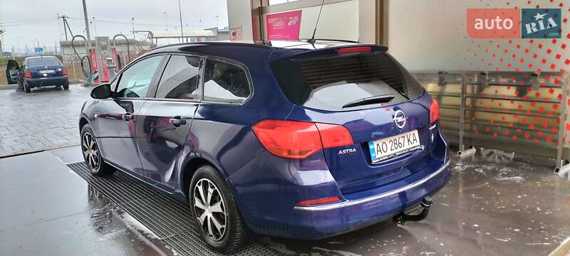 Универсал Opel Astra 2014 в Хусте