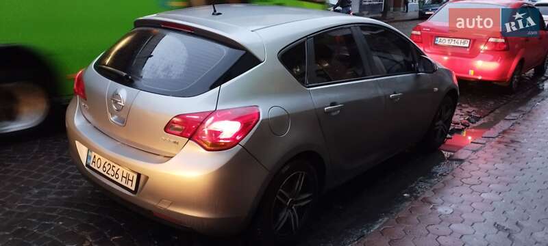 Хетчбек Opel Astra 2011 в Мукачевому