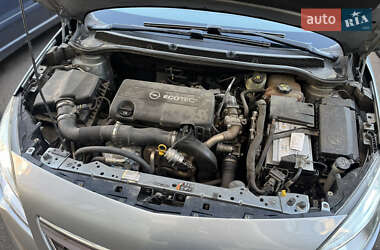 Хэтчбек Opel Astra 2011 в 