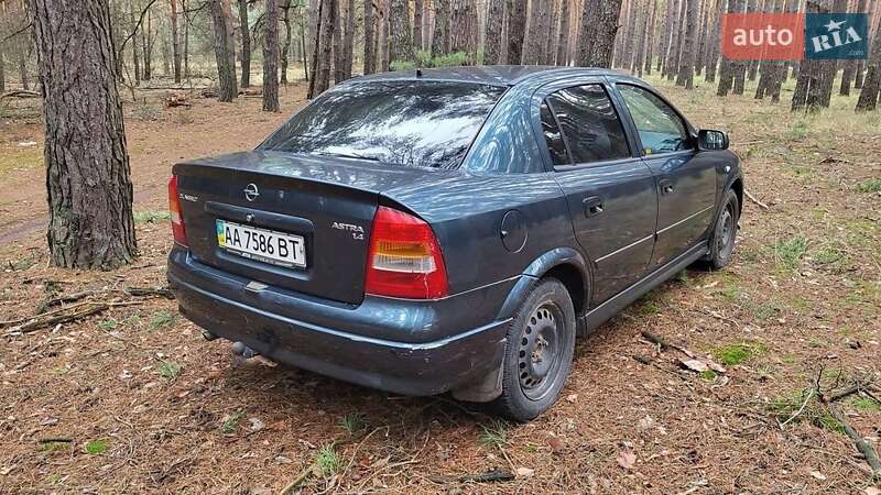 Седан Opel Astra 2004 в Переяславе