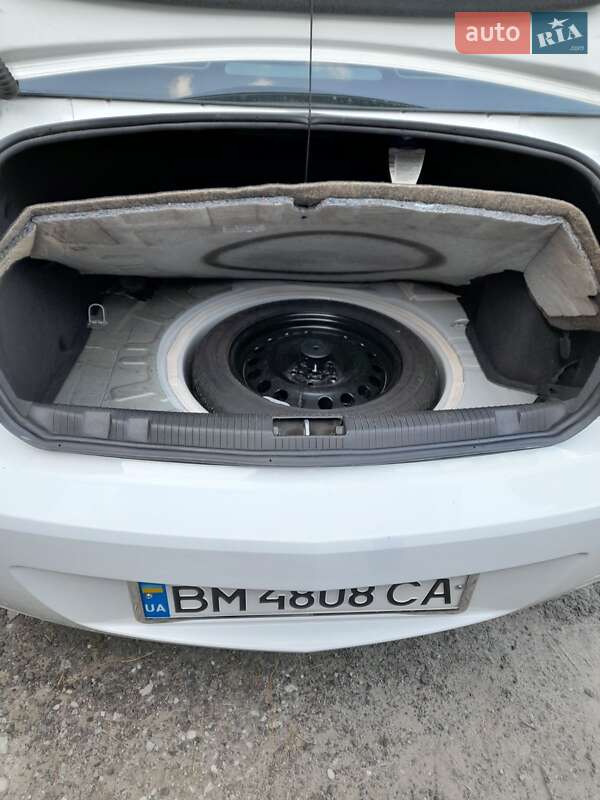 Седан Opel Astra 2013 в Ромнах