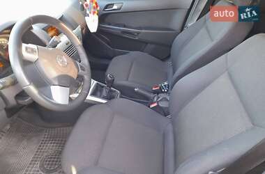 Седан Opel Astra 2013 в Ромнах