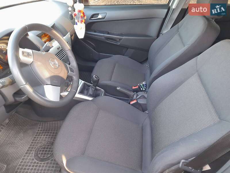Седан Opel Astra 2013 в Ромнах