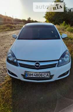 Седан Opel Astra 2013 в Ромнах