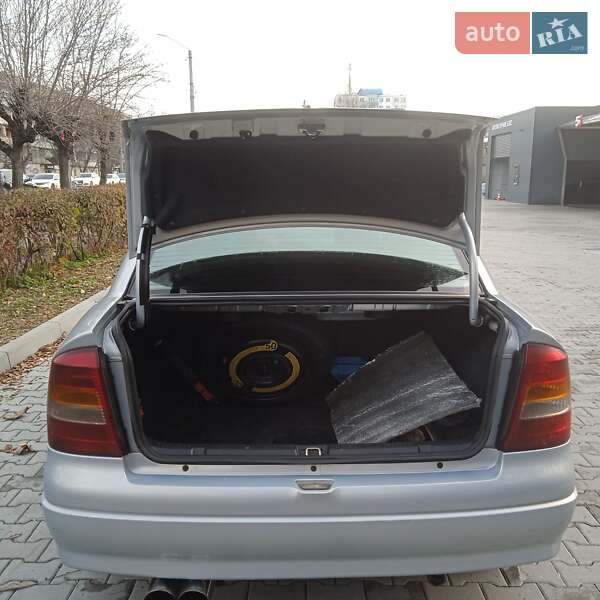 Седан Opel Astra 2004 в Чернівцях