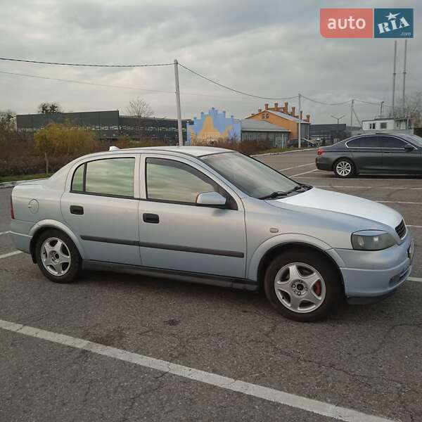 Седан Opel Astra 2004 в Чернівцях