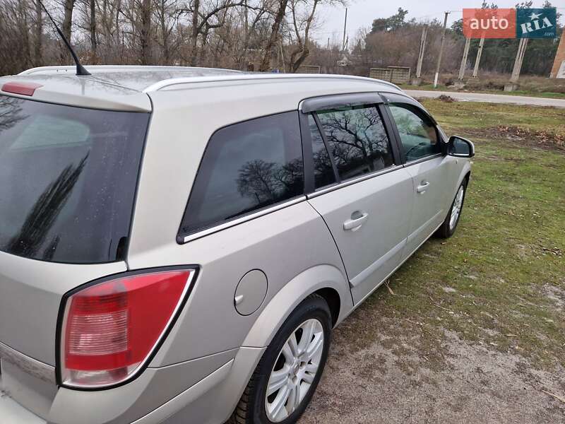 Универсал Opel Astra 2009 в Зачепиловке