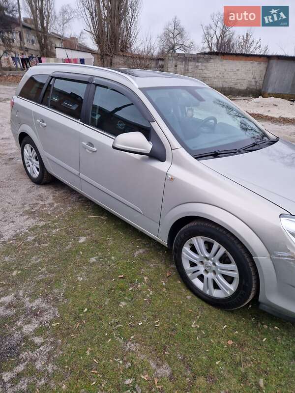 Универсал Opel Astra 2009 в Зачепиловке