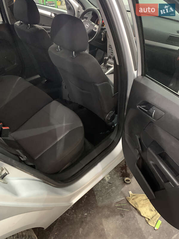 Універсал Opel Astra 2009 в Луцьку