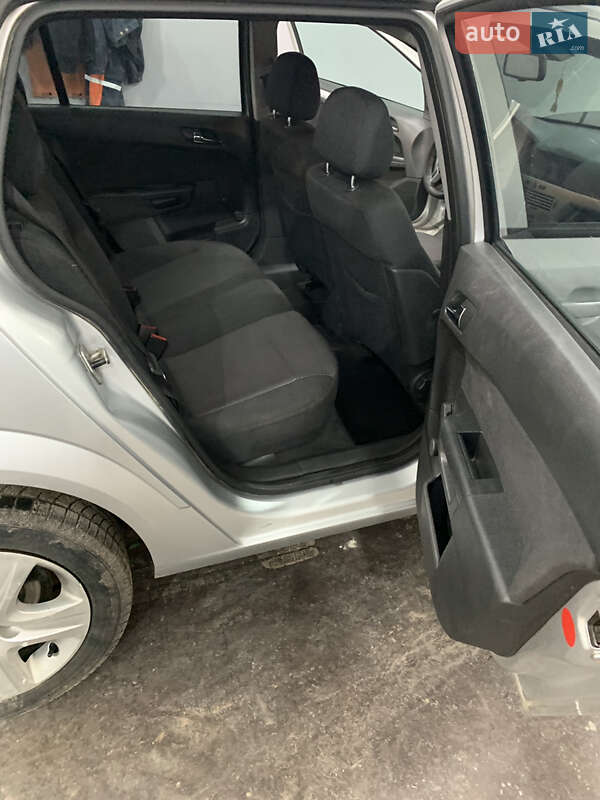 Універсал Opel Astra 2009 в Луцьку