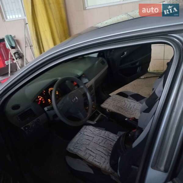 Хэтчбек Opel Astra 2006 в Дрогобыче