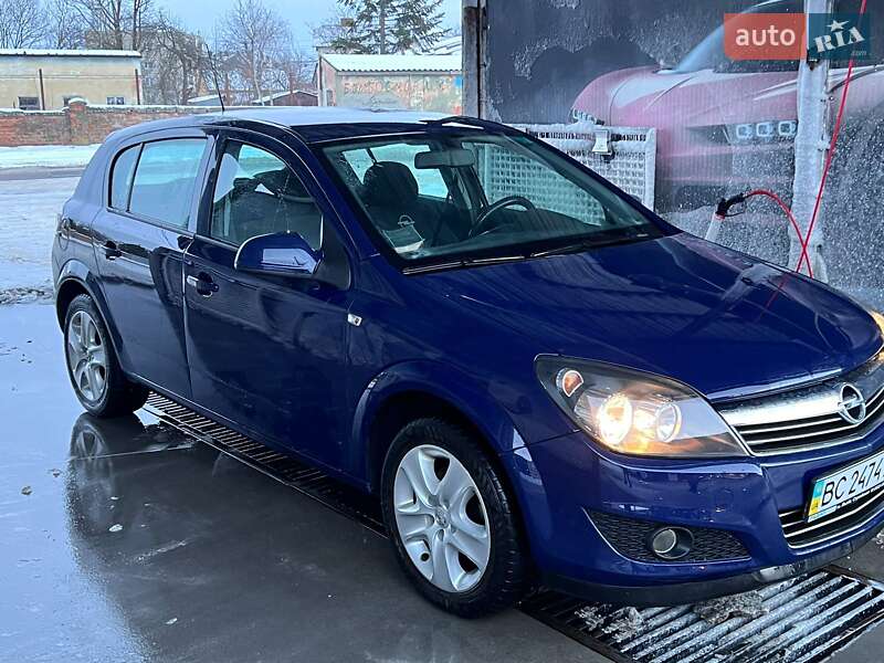 Хэтчбек Opel Astra 2013 в Дрогобыче