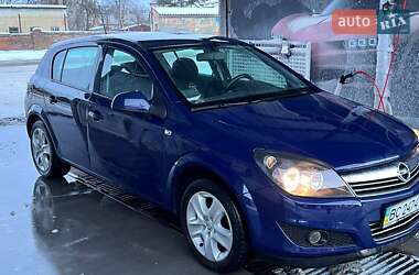 Хэтчбек Opel Astra 2013 в 