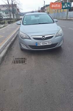 Хэтчбек Opel Astra 2012 в 