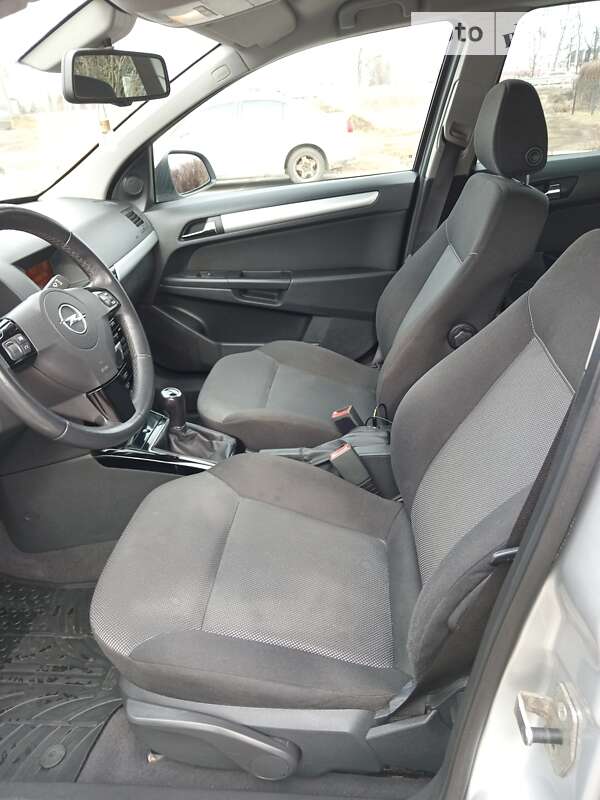 Універсал Opel Astra 2010 в Полтаві