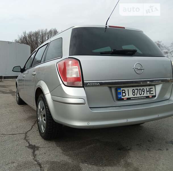 Універсал Opel Astra 2010 в Полтаві