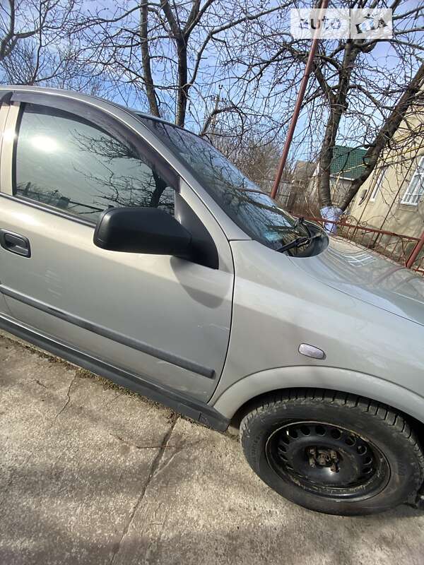 Седан Opel Astra 2006 в Тарутине