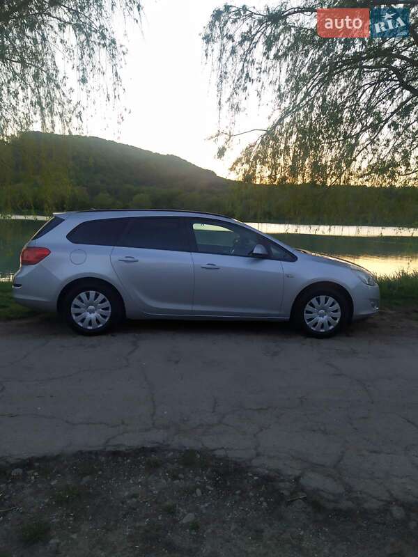 Універсал Opel Astra 2010 в Надвірній