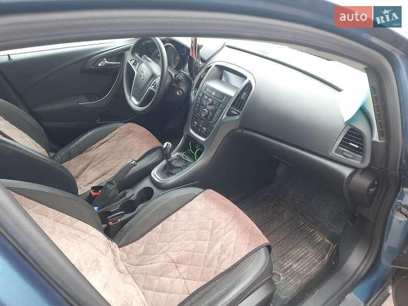 Седан Opel Astra 2015 в Кременчуге