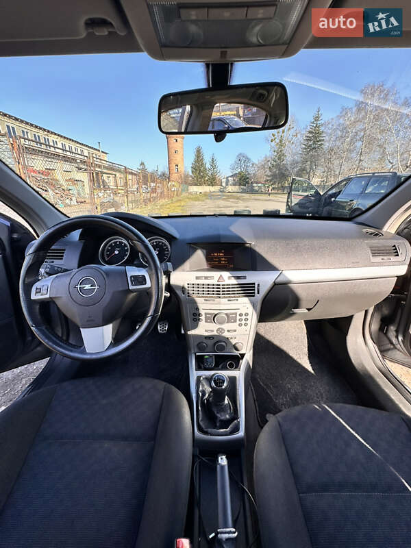 Хетчбек Opel Astra 2004 в Золочеві