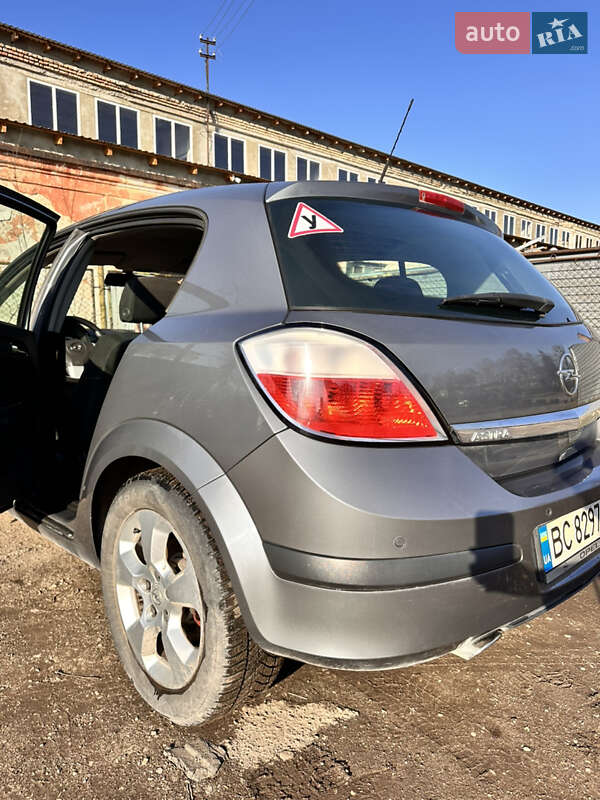 Хетчбек Opel Astra 2004 в Золочеві